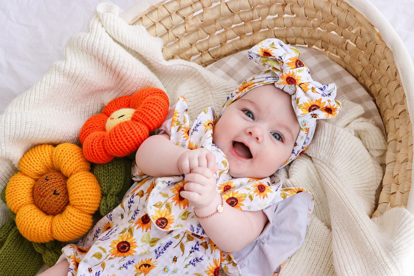 Ruffle sleeves romper for baby girl: Sunflower & Bee